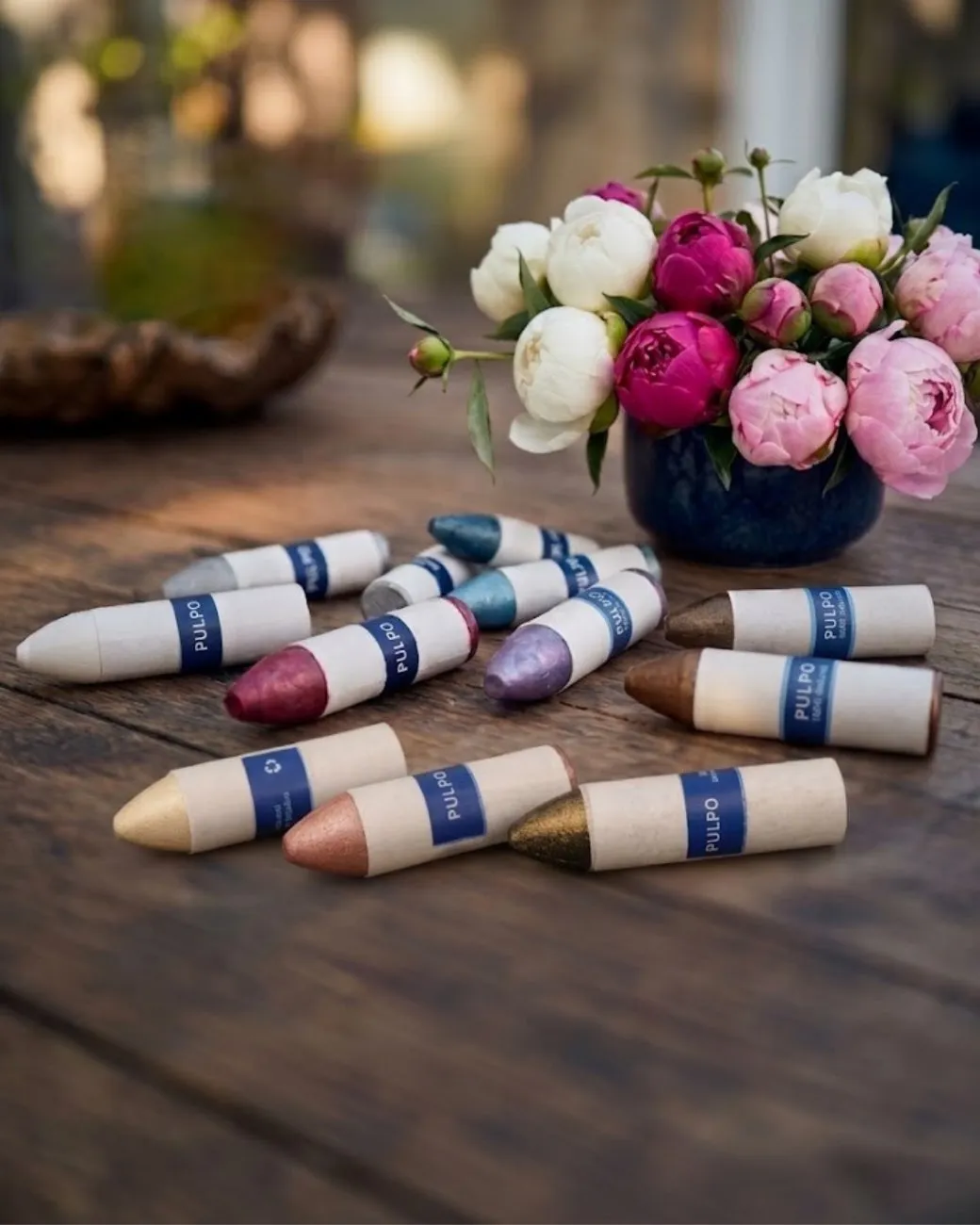 Colección de crayones Pulpo sobre una mesa de madera